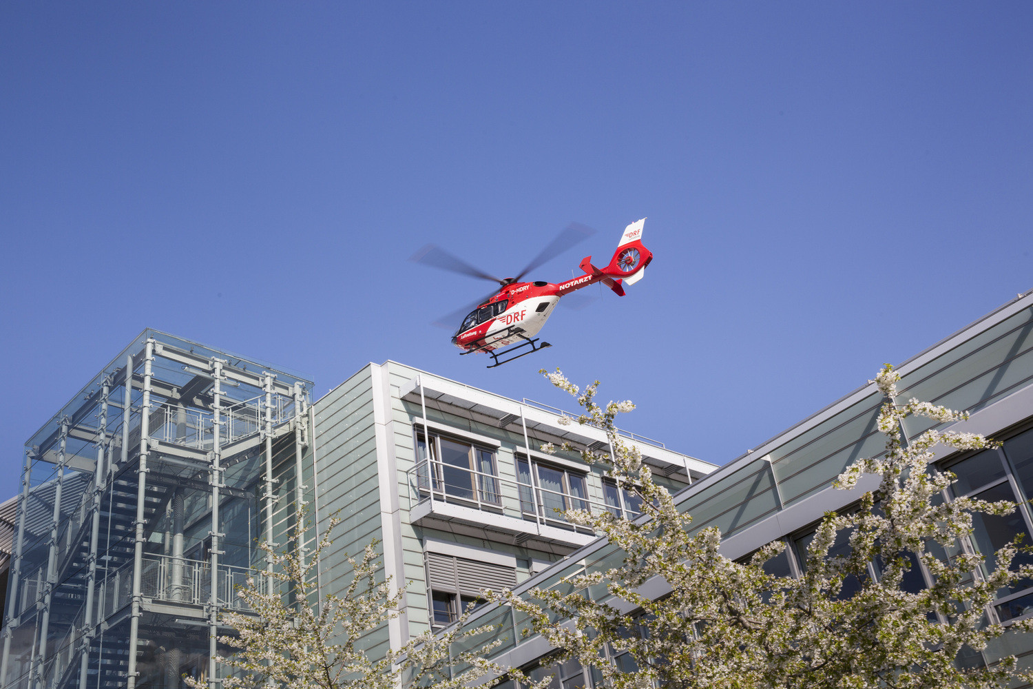 Ein Schwerpunkt beim 11. LIFEMED-Notfallsymposium am UKL wird die Rettung aus der Luft sein. Ein Hubschrauber der DRF-Luftrettung wird für die Teilnehmer:innen eine Zeit lang als Anschauungsobjekt vor Ort stehen.