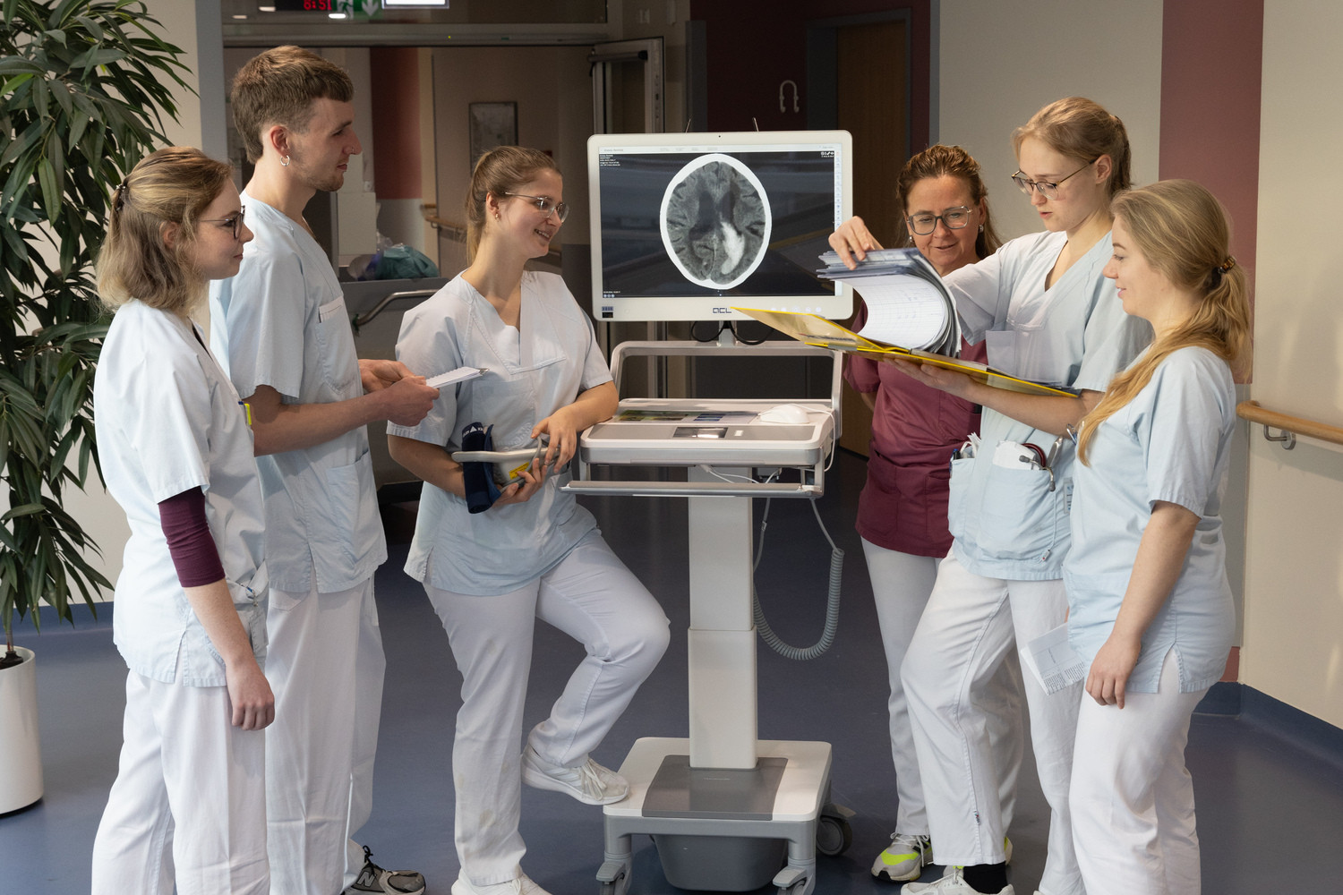 Für insgesamt vier Wochen haben sieben Studierende und Auszubildende „das Zepter in der Hand“ – und zwar auf der Station 4.2 in der Klinik für Neurochirurgie.