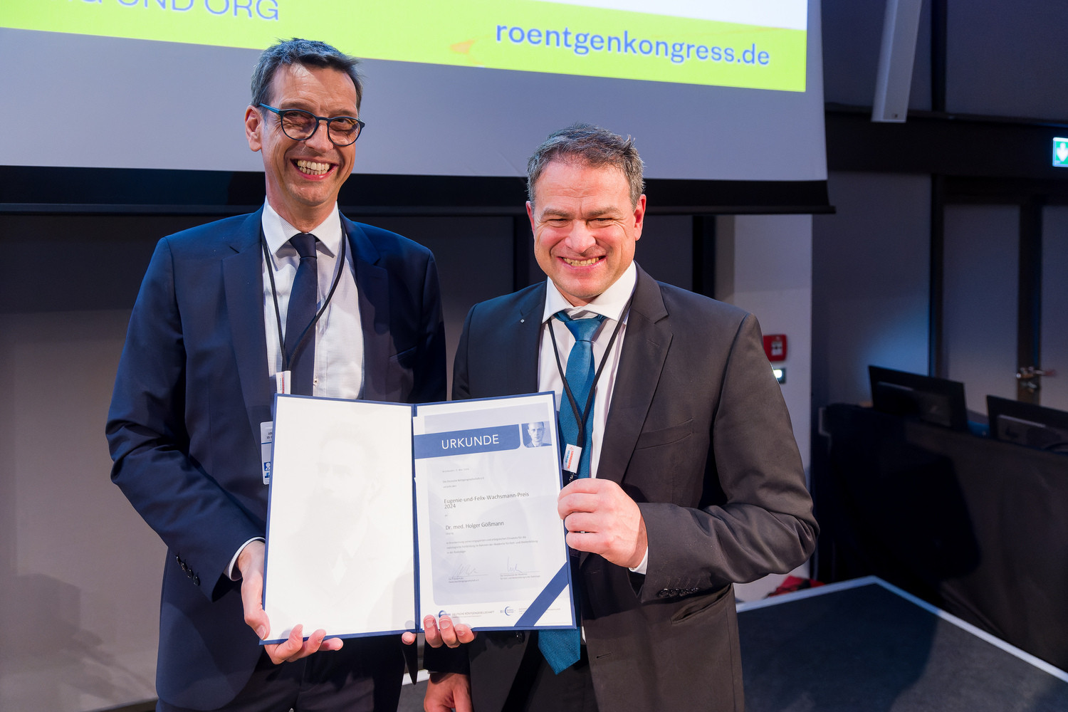 Prof. Michael Uder (li.), Vorsitzender der Akademie für Fort- und Weiterbildung in der Radiologie, übergibt den Eugenie-und-Felix-Wachsmann-Preis an Dr. Holger Gößmann (re.) vom Universitätsklinikum Leipzig.