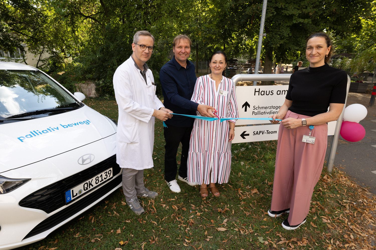 Offizielle Eröffnung von palliativ bewegt - SAPV des UKL durch Prof. Sebastian Stehr, Direktor der Klinik und Poliklinik für Anästhesiologie und Intensivtherapie am UKL, gemeinsam mit Dr. Patrick Zimmermann, Ärztlicher Leiter des SAPV, Nicole Wegner, Pflegerische Leitung des SAPV-Teams, und Annett Huke, Pflegerische Departmentleiterin des Departmants für Operative Medizin (v. l.).