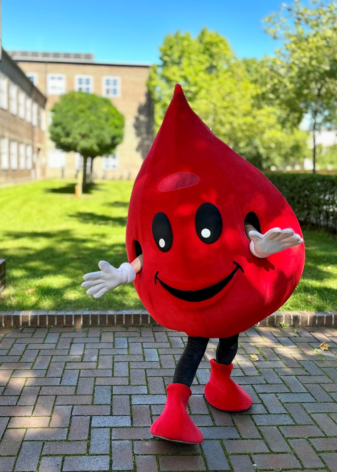 Freut sich auf viele Blutspendewillige am 7. September im Paunsdorf Center: Blutbank-Maskottchen Blutbert