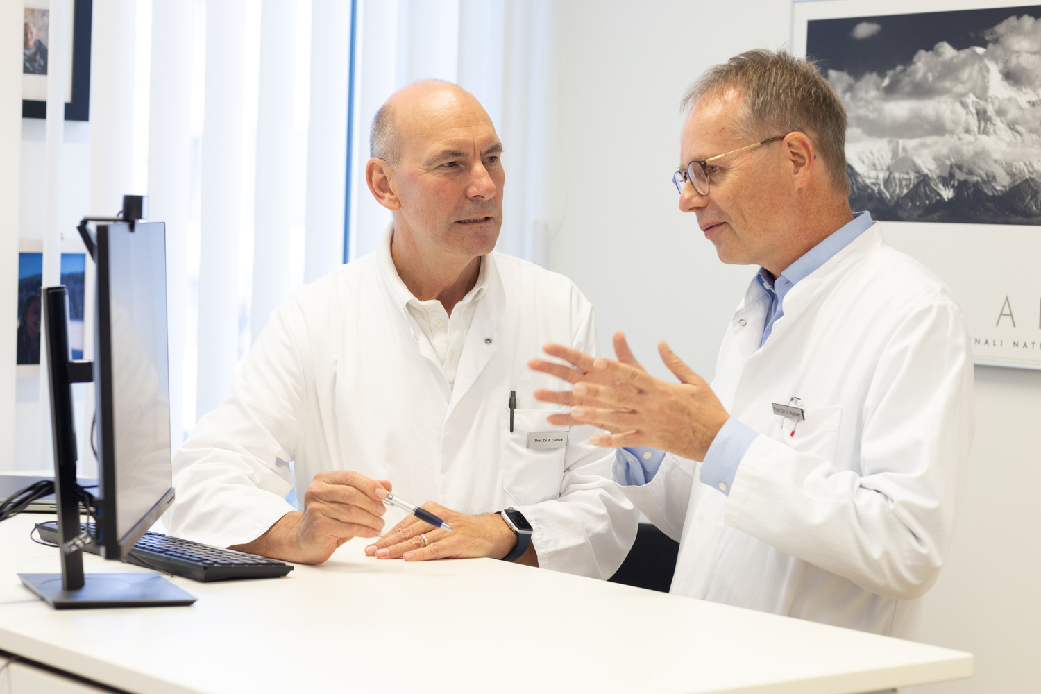 Prof. Florian Lordick ( l.) und Prof. Ulrich Hacker sind Ansprechpartner für Patient:innen, die eine individualisierte Krebstherapie benötigen.