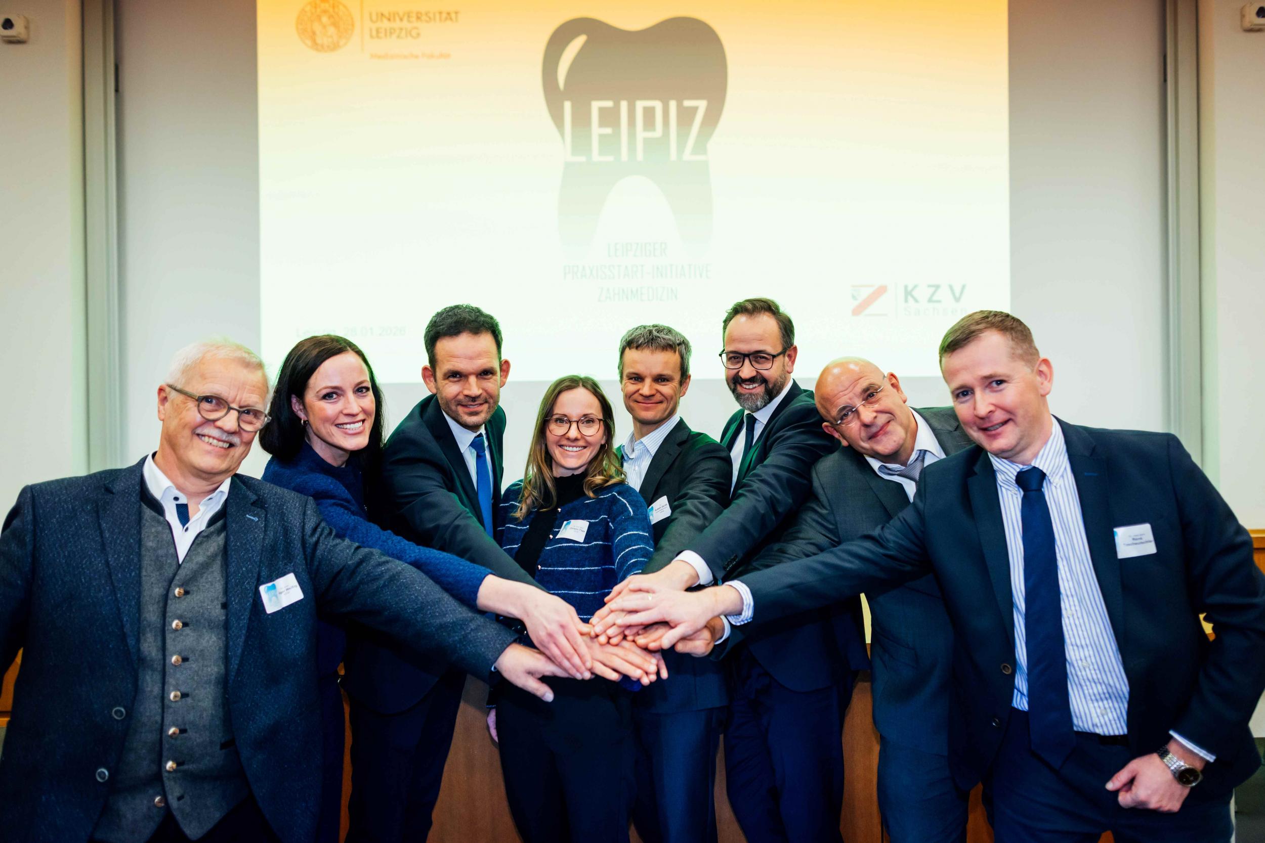 Gemeinsam an einem Strang ziehen für die zahnärztliche Versorgung in Sachsen (v.l.n.r.):  KZV-Vorstandsvorsitzender Dr. Holger Weißig, Dr. Stefanie Beyer, Studiendekan Prof. Till Köhne, Dr. Christin Titze, Dr. Robert Jacob, Wissenschaftsminister Sebastian Gemkow, Dekan Prof. Ingo Bechmann, Dr. René Tzscheutschler