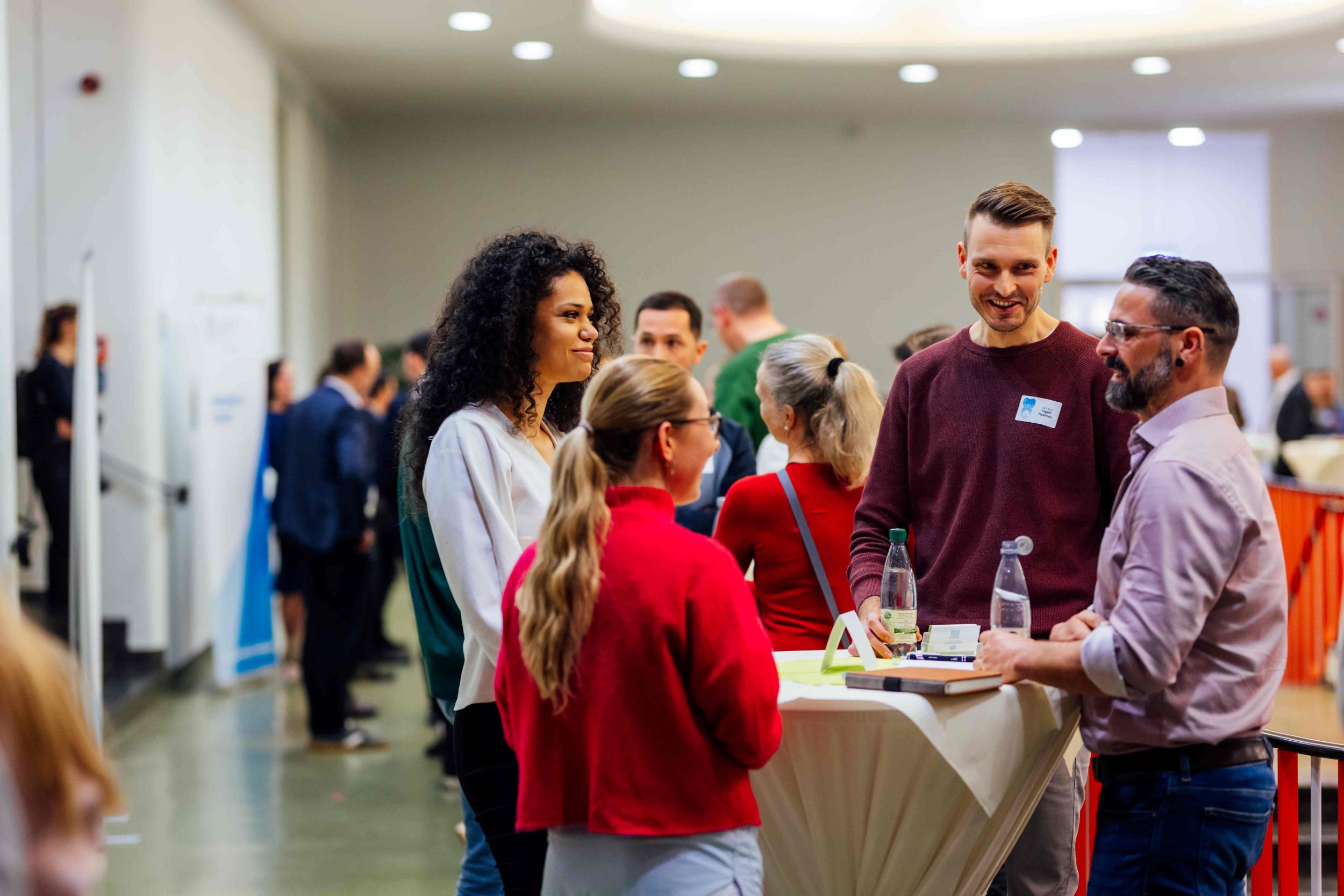 Zahnmedizin-Studierende und Praxisinhaber lernten sich am 28. Januar 2026 beim Kick-Off der LEIPIZ-Initiative auf dem Leipziger Medizincampus kennen.
