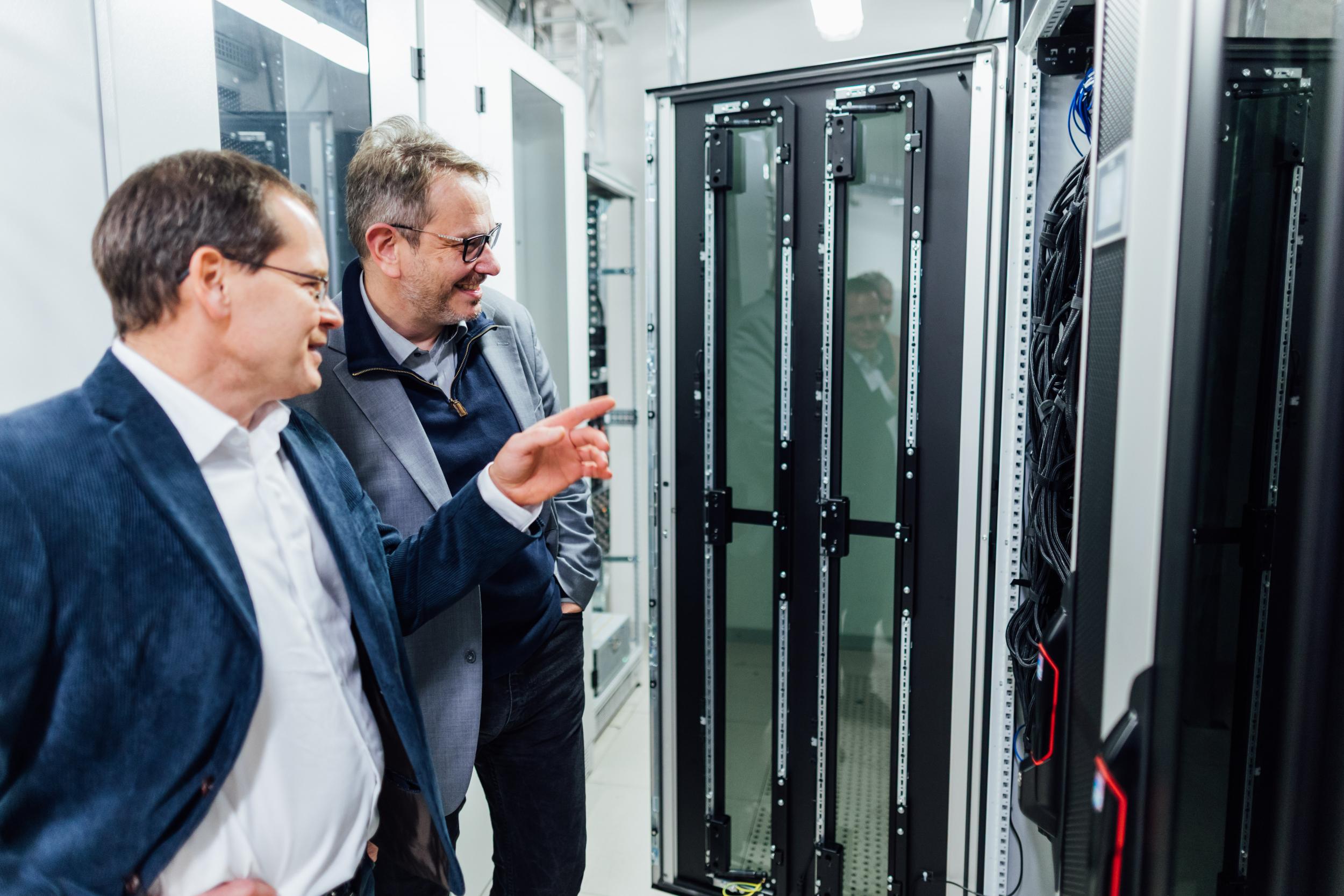 Prof. Dr. Jens Meiler (rechts) und Prof. Dr. Christian Mayr begutachten das neue KI-Chip-gesteuerte System an der Universität Leipzig.