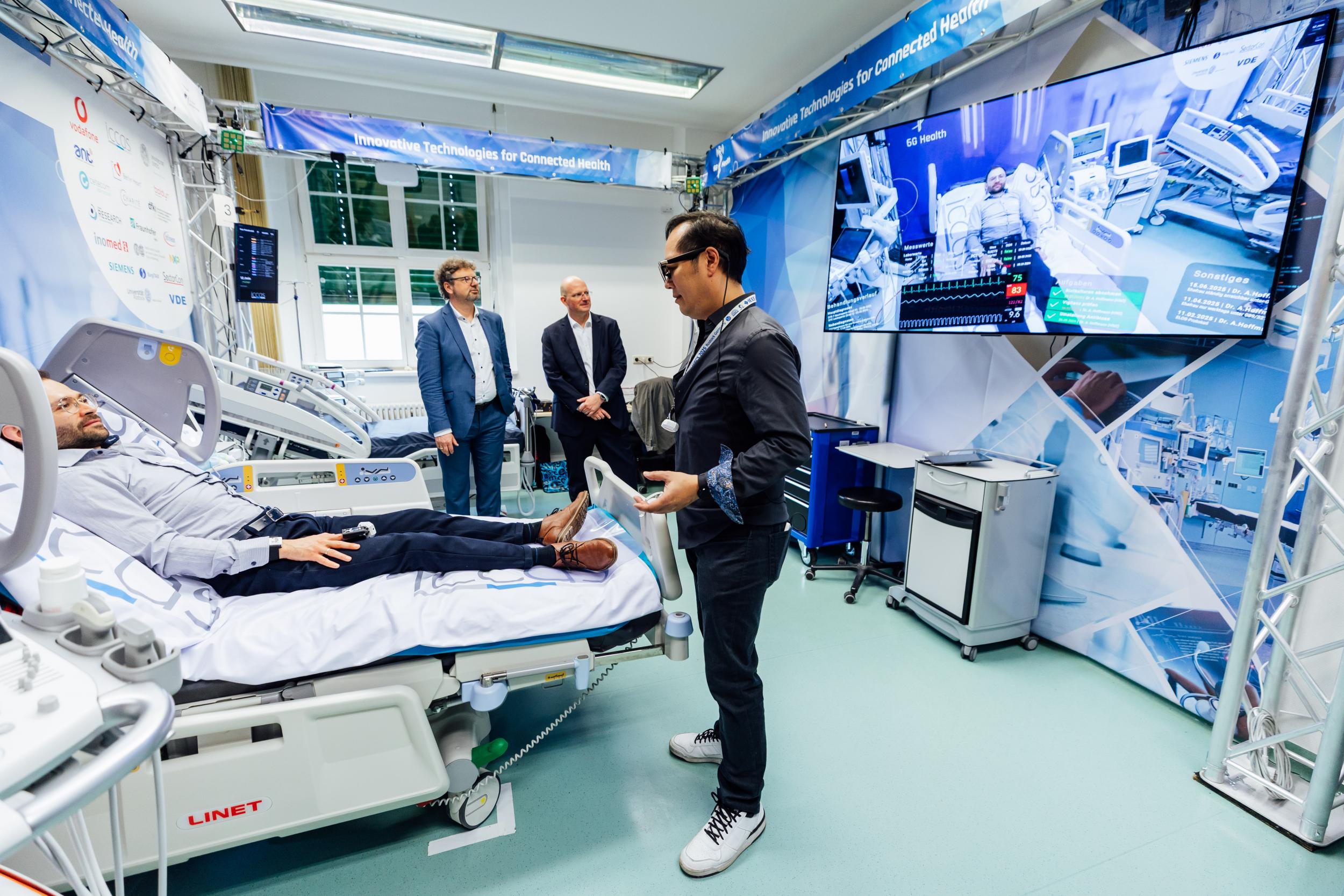 Mit einer Augmented-Reality-Brille bekommt das Krankenhauspersonal automatisch Informationen der Person im Bett angezeigt, wie etwa Diagnosen oder Laborbefunde.