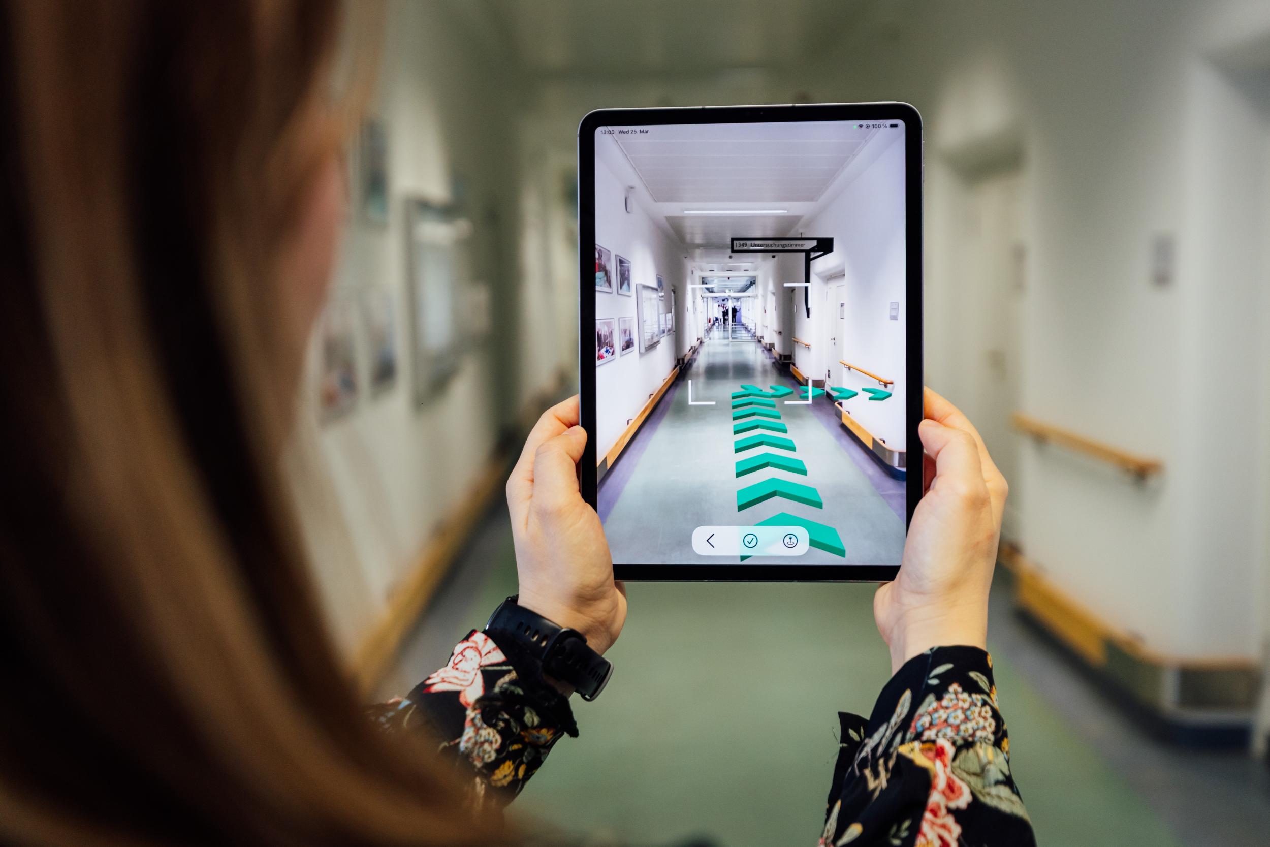 Mit Unterstützung einer Navigations-App soll der Weg durch ein Krankenhaus zur nächsten Behandlungsstation künftig einfacher gelingen.