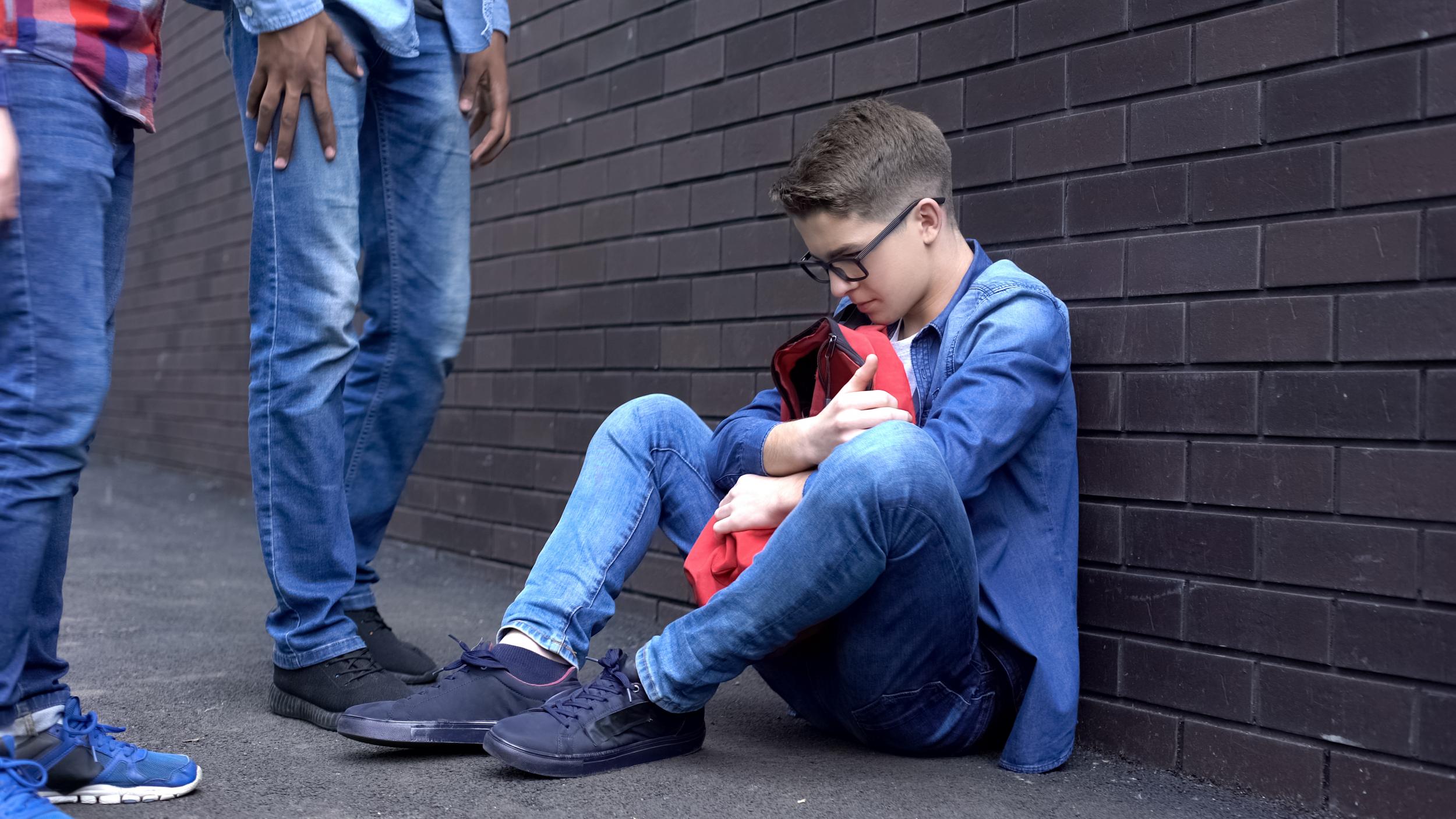 Auch Mobbing ist für viele Schüler:innen Alltag. Ein Drittel der 11- bis 17-Jährigen wird mindestens einmal im Monat von Mitschüler:innen schikaniert, wie das Deutsche Schulbarometer herausfand.