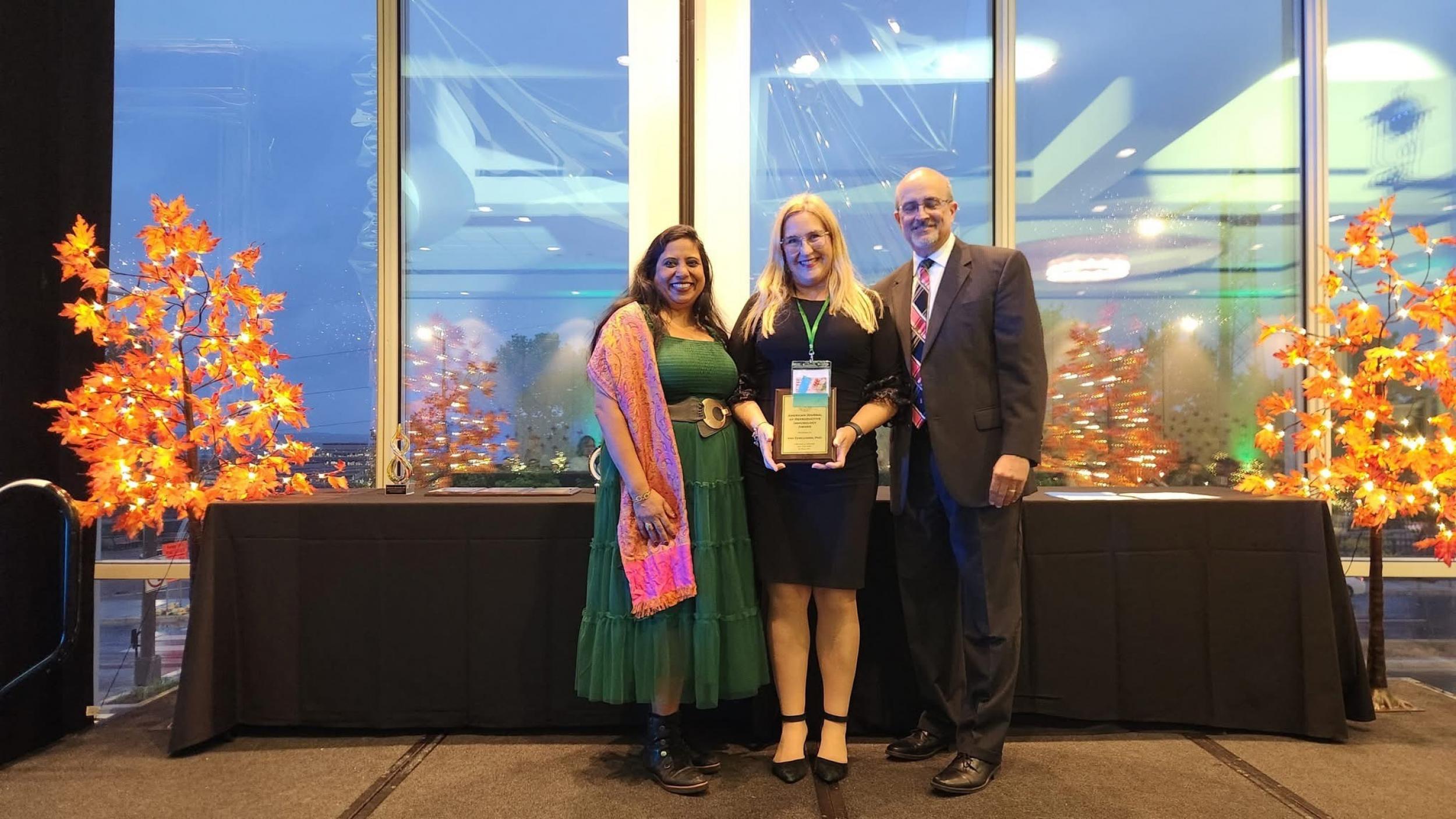 v.l.n.r: Dr. Indira Myrosekar, President of the ASRI, Prof. Ana Zenclussen, Dr. Don Torry, Chair of the Prize Committee and former president of the ASRI.