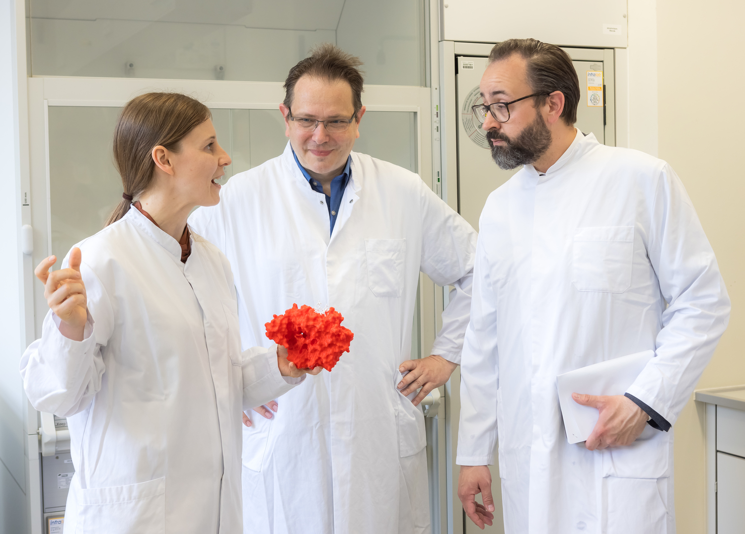 Am Institut für Wirkstoffentwicklung werden anhand von Proteinstrukturen computergestützte Wirkstoffe entwickelt. Junior-Professorin Christina Lamers und Institusdirektor Prof. Jens Meiler im Gespräch mit Wissenschaftsminister Sebastian Gemkow (v.l.n.r.)