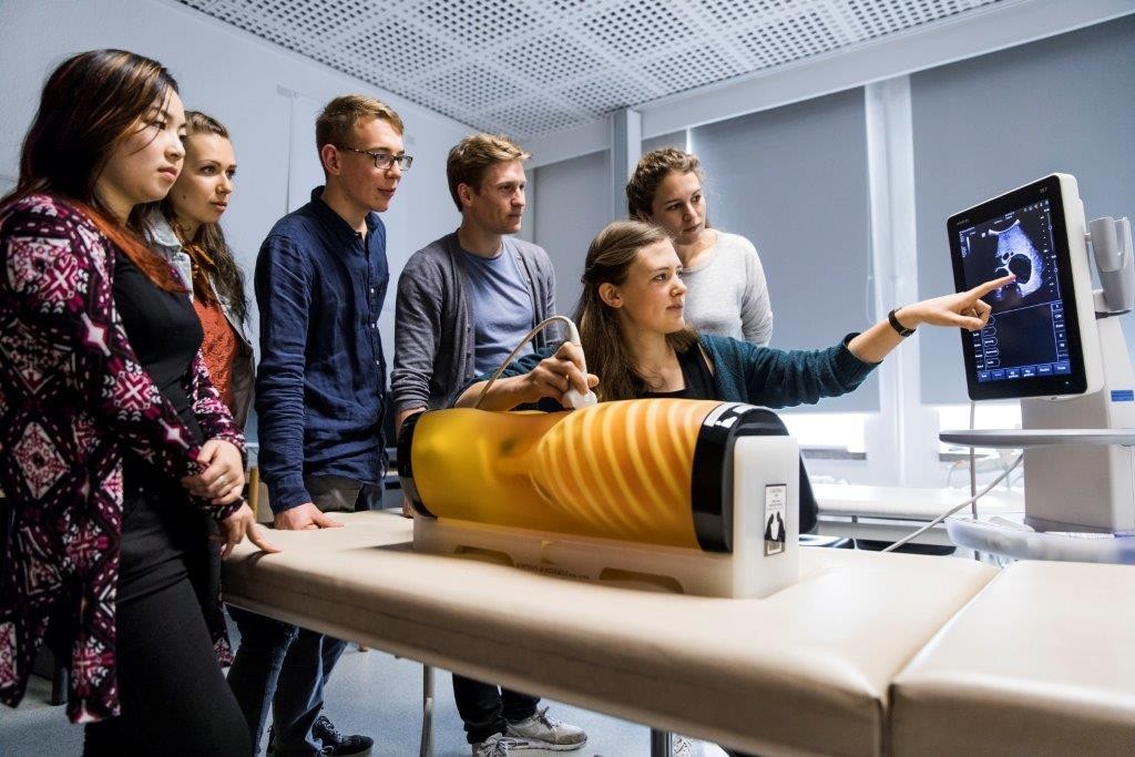 Medizinstudierende in der Leipziger LernKlinik