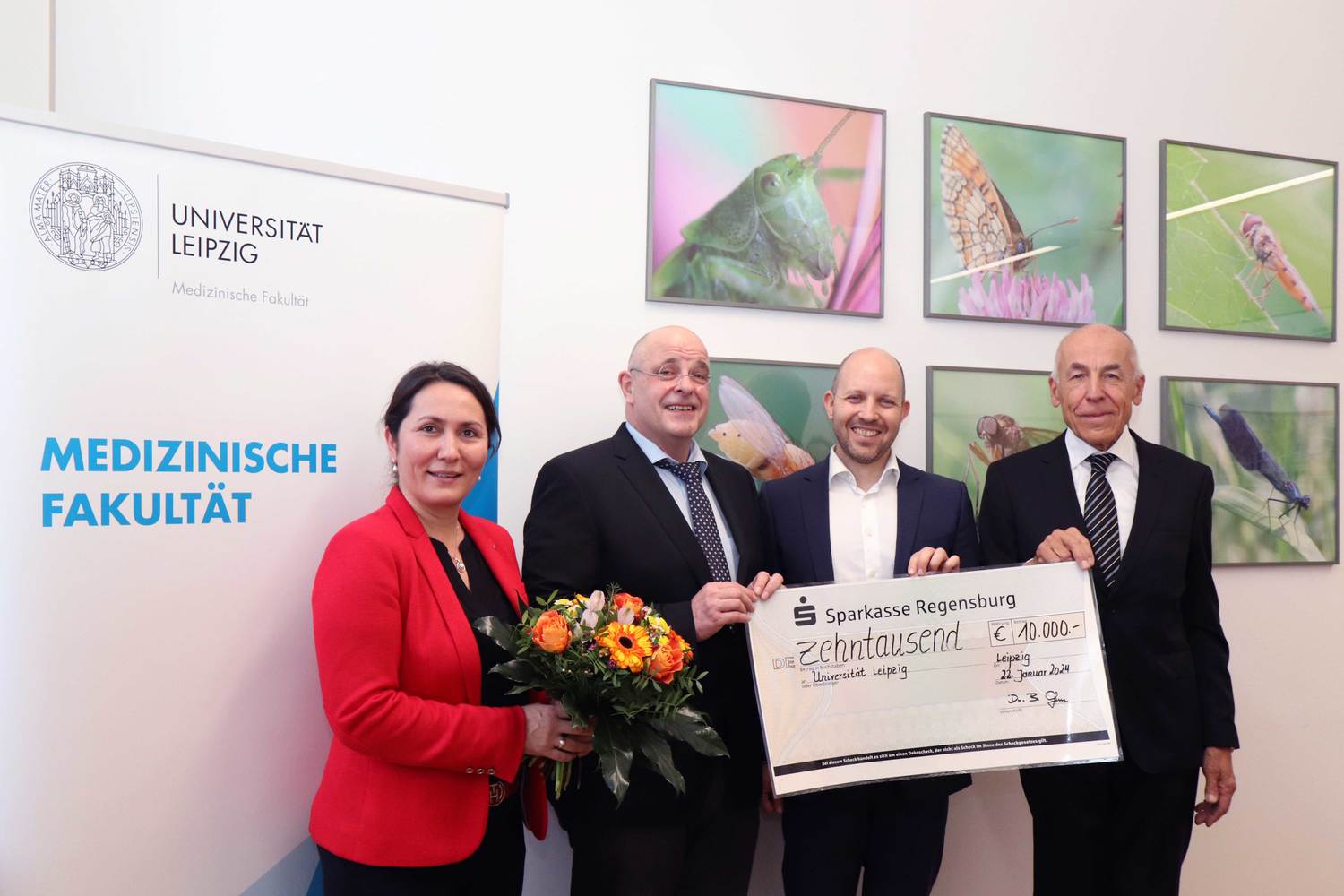 v.l.: Prof. Dr. Bahriye Aktas (Direktorin der Frauenklinik), Prof. Dr. Ingo Bechmann (Dekan Medizinische Fakultät), Jun.-Prof. Dr. Benjamin Wolf (Preisträger) und Dr. Bernward Gall (Vorstand Helga-Reifert-Stiftung).