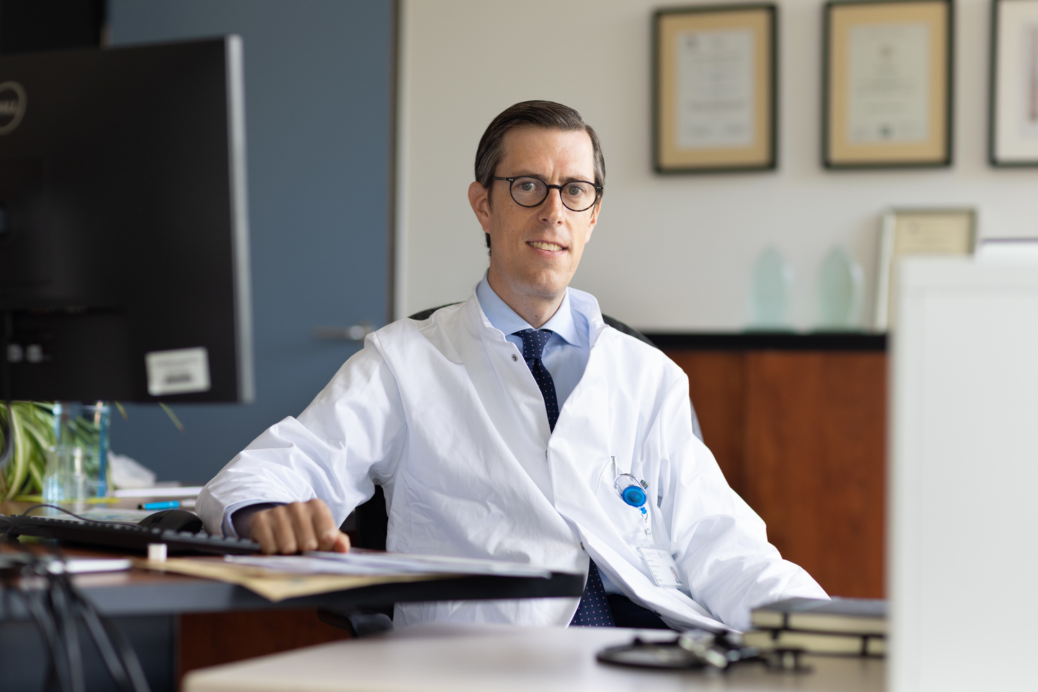 Prof. Dr. Dr. Nils Nicolay ist Professor für Strahlentherapie und Radioonkologie an der Universität Leipzig und Leiter der Klinik für Strahlentherapie am Universitätsklinikum Leipzig.