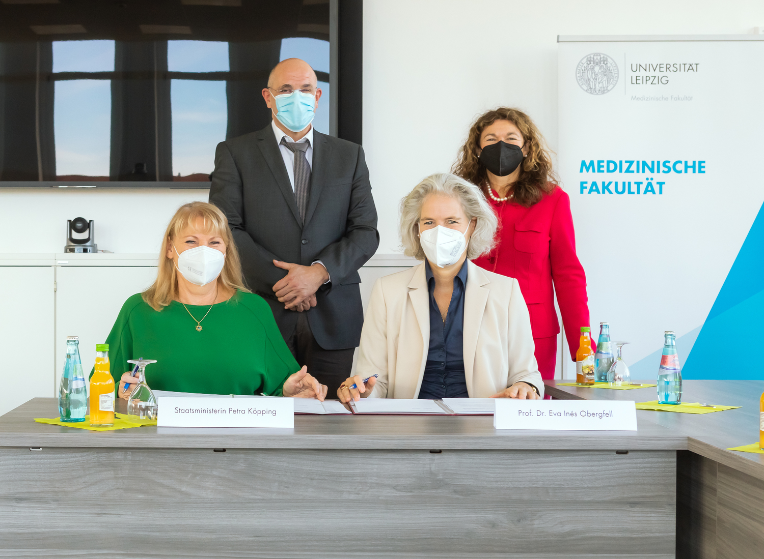 vorne v. links: Gesundheitsministerin Petra Köpping mit Rektorin Prof. Dr. Eva Inés Obergfell, hinten: Prof. Dr. med. Ingo Bechmann, Dekan der Medizinischen Fakultät und Prof. Dr. med. Steffi G. Riedel-Heller, Direktorin des Instituts für Sozialmedizin, Arbeitsmedizin und Public Health.