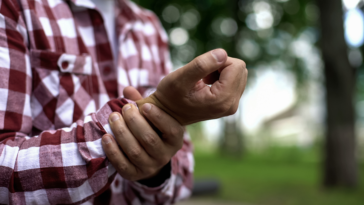 Am häufigsten kommt es zur rheumatoiden Arthritis, die mit Schmerzen in den Gelenken einhergeht.