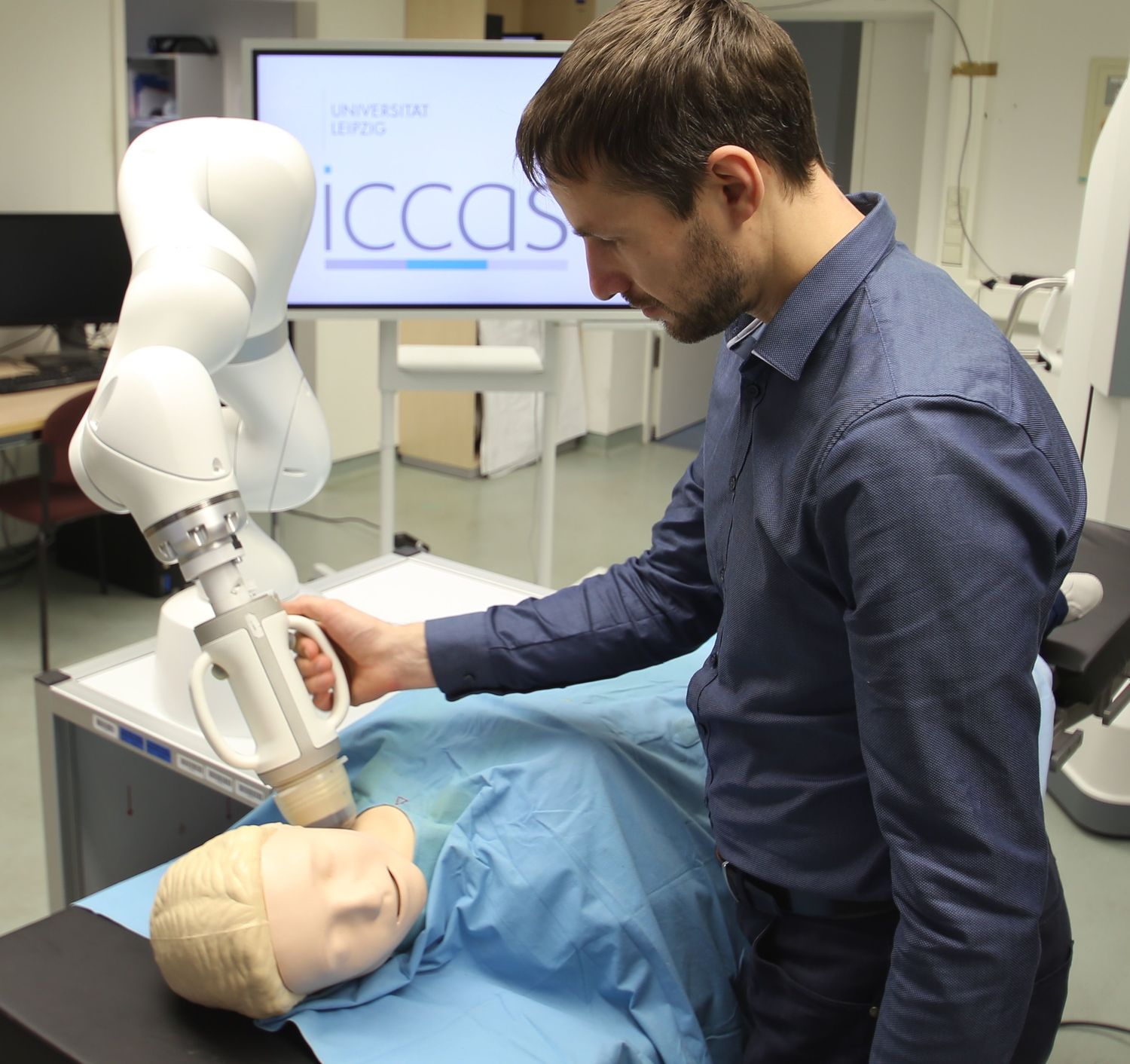 Am ICCAS entwickelter Demonstrator eines Robotersystems für die kombinierte Ultraschall-Radiotherapie, bestehend aus einem Kuka LBR Med-Roboterarm mit aufgesetztem Behandlungskopf.