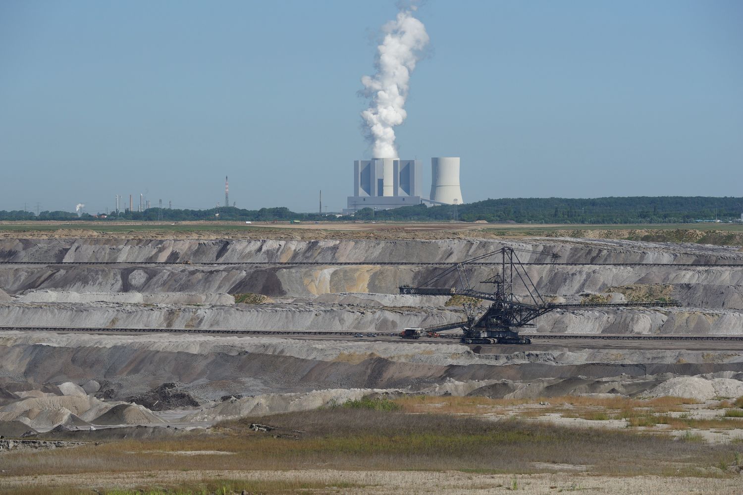 Ein Braunkohletagebau, dahinter das Kohlekraftwerk Lippendorf bei Leipzig. (Symbolbild)