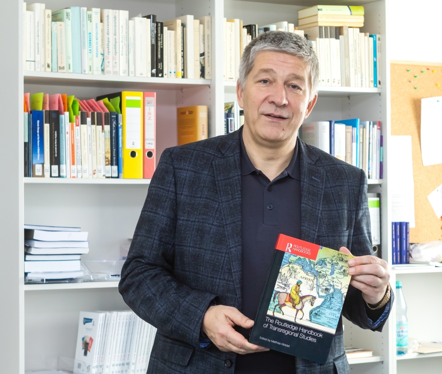 Prof. Dr. Matthias Middell, Sprecher des Sonderforschungsbereichs „Verräumlichungsprozesse unter Globalisierungsbedingungen“, mit dem von ihm herausgegebenen "Routledge Handbook of Transregional Studies".