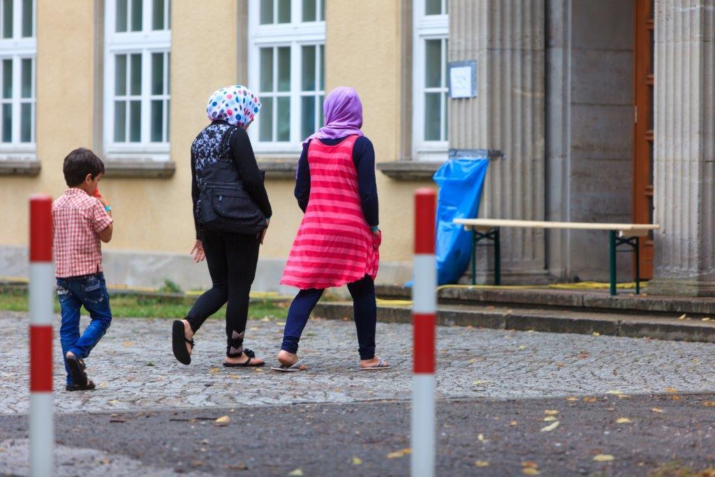 Flüchtlinge vor der Leipziger Ernst-Grube-Halle 2016