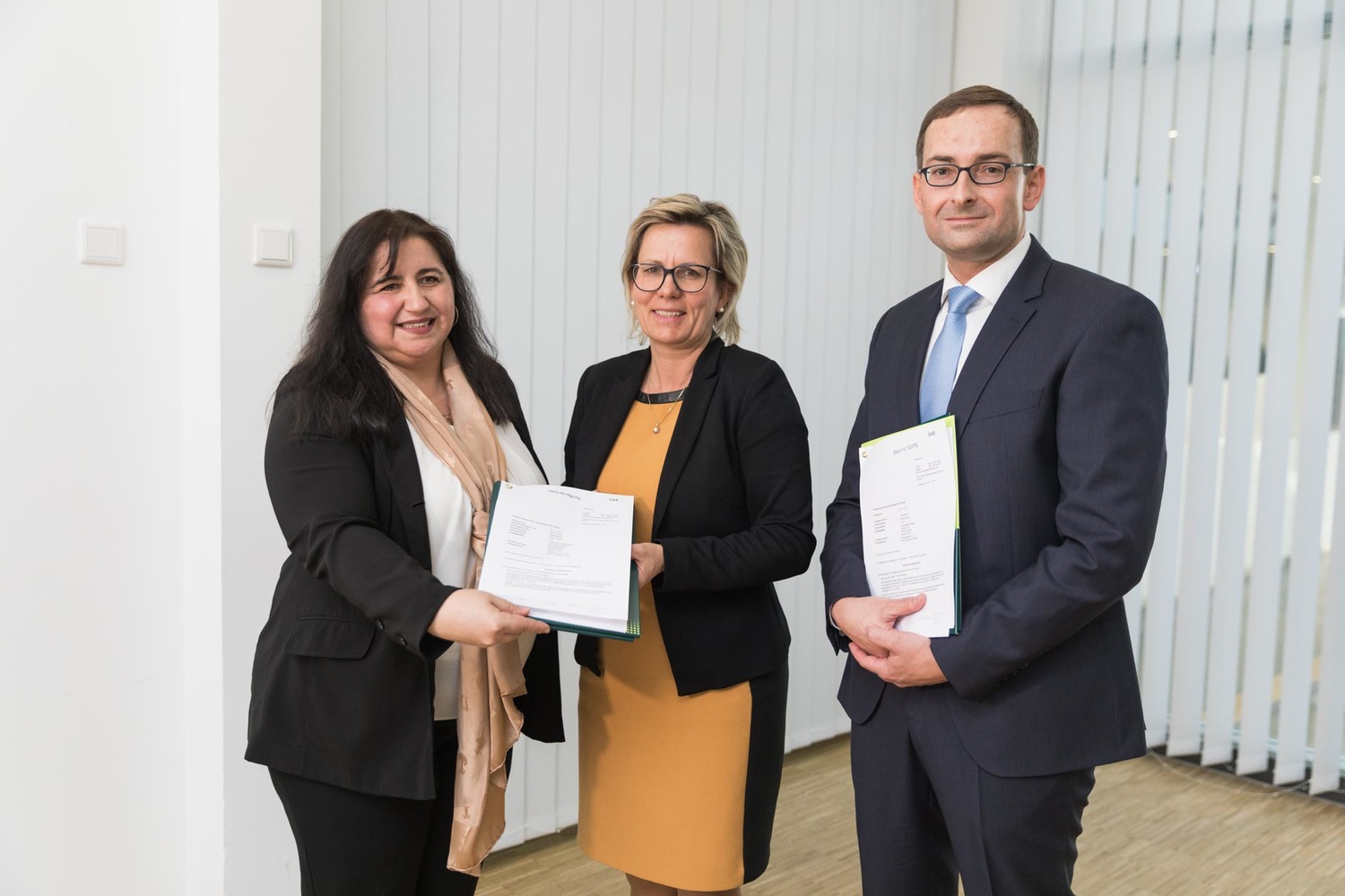 Prof. Dr. Galina Ivanova und Prof. Dr. Dominik Michalski bei der Scheckübergabe mit Sachsens Gesundheitsministerin Barbara Klepsch (mittig)