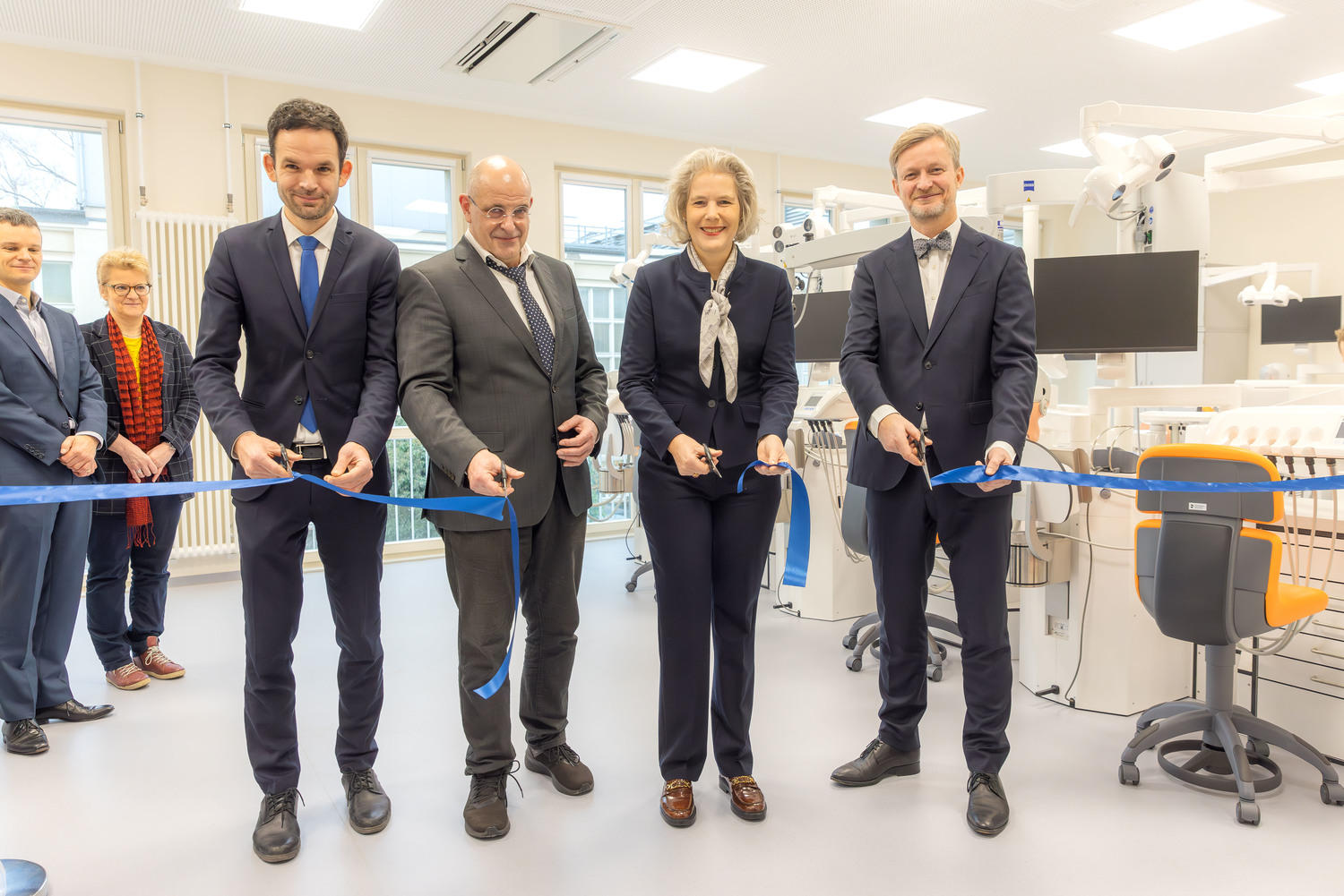 v.l.:  Prof. Dr. Till Köhne, Studiendekan Zahnmedizin; Prof. Dr. Ingo Bechmann, Dekan Medizinische Fakultät; Prof. Dr. Eva Inés Obergfell, Rektorin der Universität Leipzig und Dr. Andreas Handschuh, Staatssekretär im SWMK haben den Erweiterungsbau für die Studierenden der Zahnmedizin feierlich eröffnet.