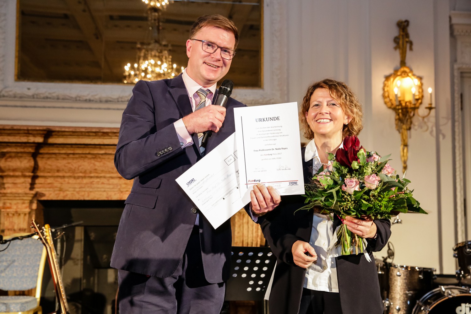 Prof. Nada Rayes erhält den FamSurg-Preis 2017 in Hamburg aus den Händen von Prof. Markus Kleemann (UKSH, Campus Lübeck).