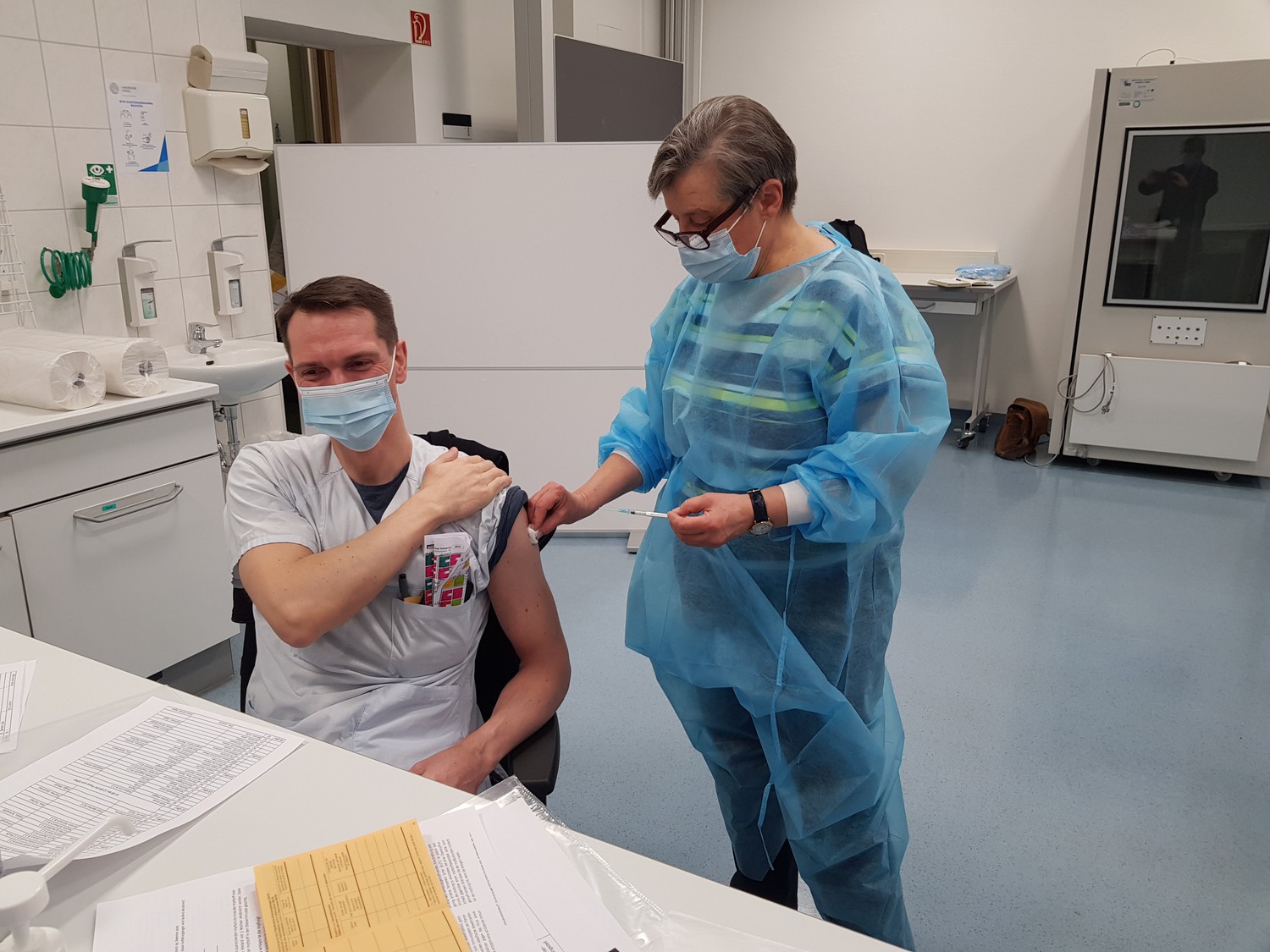 Sebastian Schulz behandelt als Arzt auf der Intensivstation COVID-19-Patienten: „Alles, was das Risiko minimiert, ist sinnvoll.“