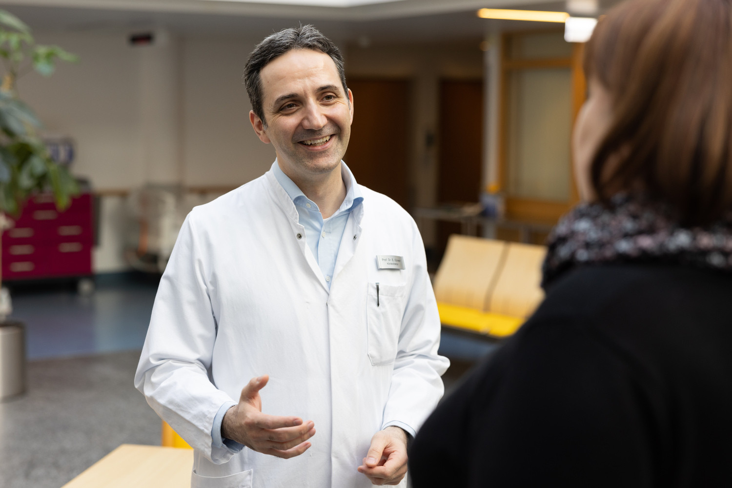 Prof. Erdem Güresir, Direktor der Klinik für Neurochirurgie am UKL, im Gespräch mit seiner Patientin, bei der dank einer Wach-Op ein Hirntumor entfernt werden konnte.